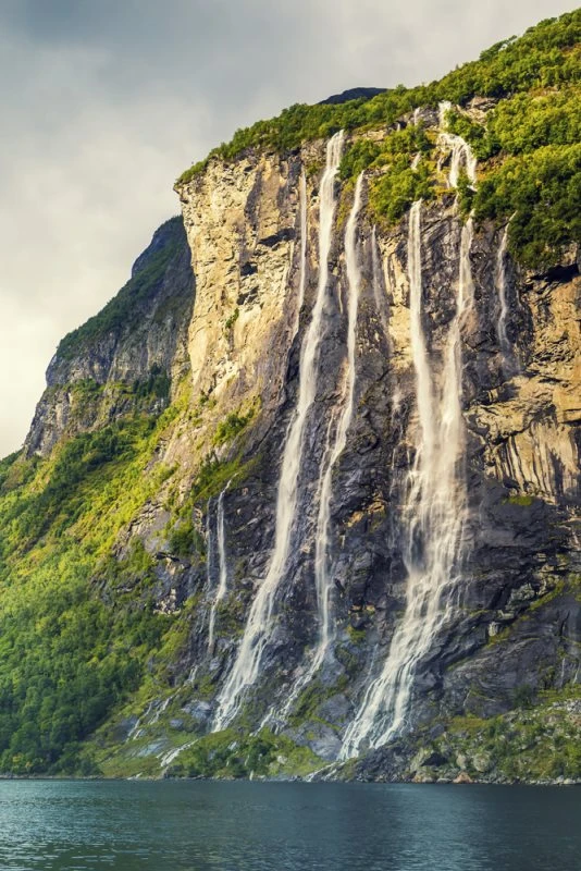 Alu-Dibond Bild im Hochformat, Wasserfall Seven Sisters 60x90cm