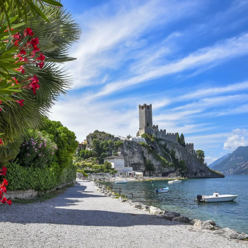 Strand & Meer Gardasee Malcesine im weißen Bilderrahmen, 50x50cm