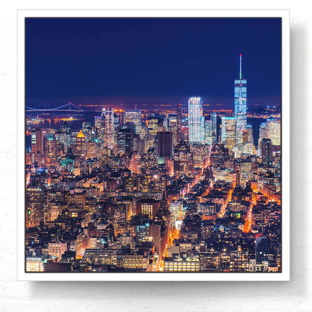 Skyline Manhatten bei Nacht im weißen Bilderrahmen, 50x50cm