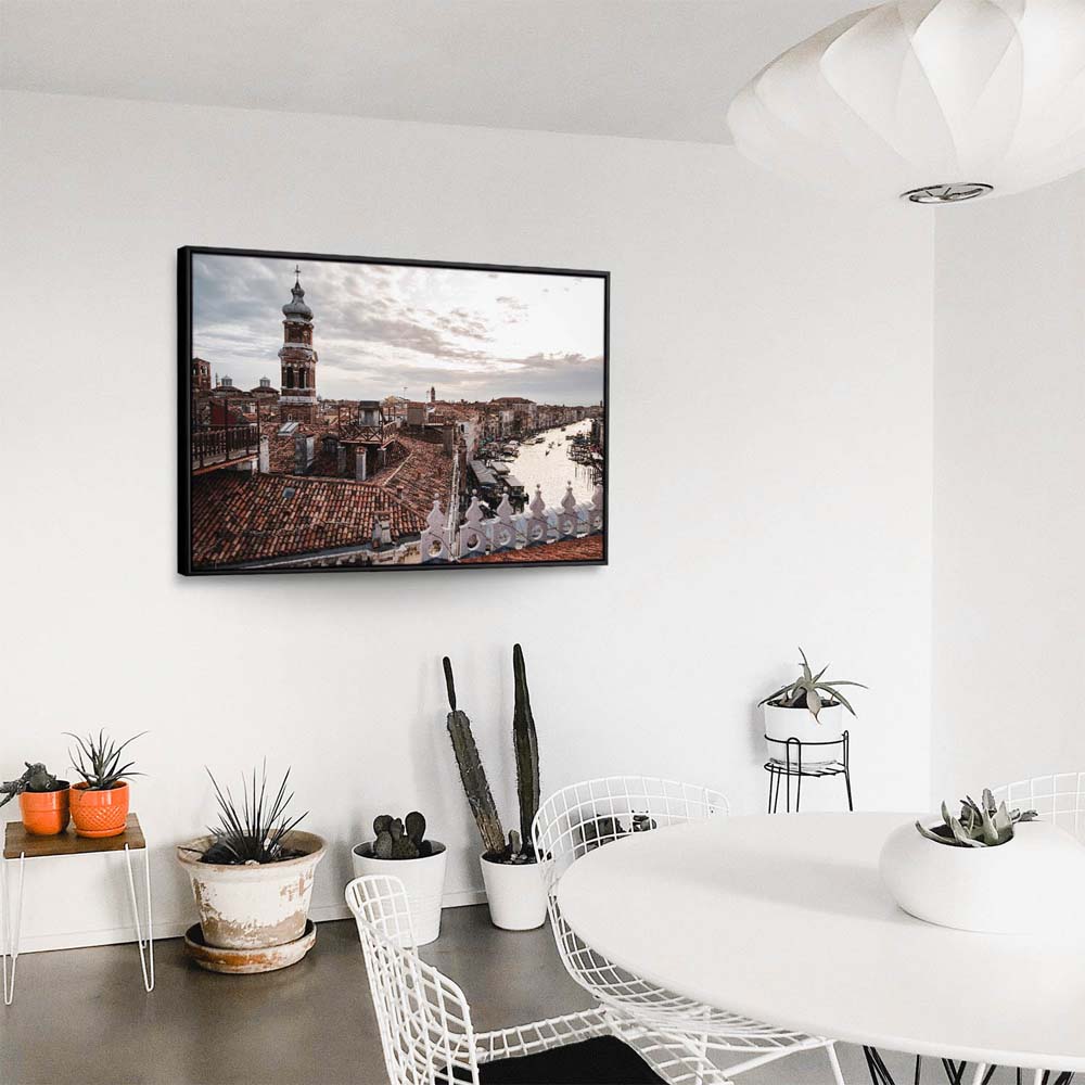 Skyline Über den Dächern von Venedig im schwarzen Bilderrahmen, 110x50cm