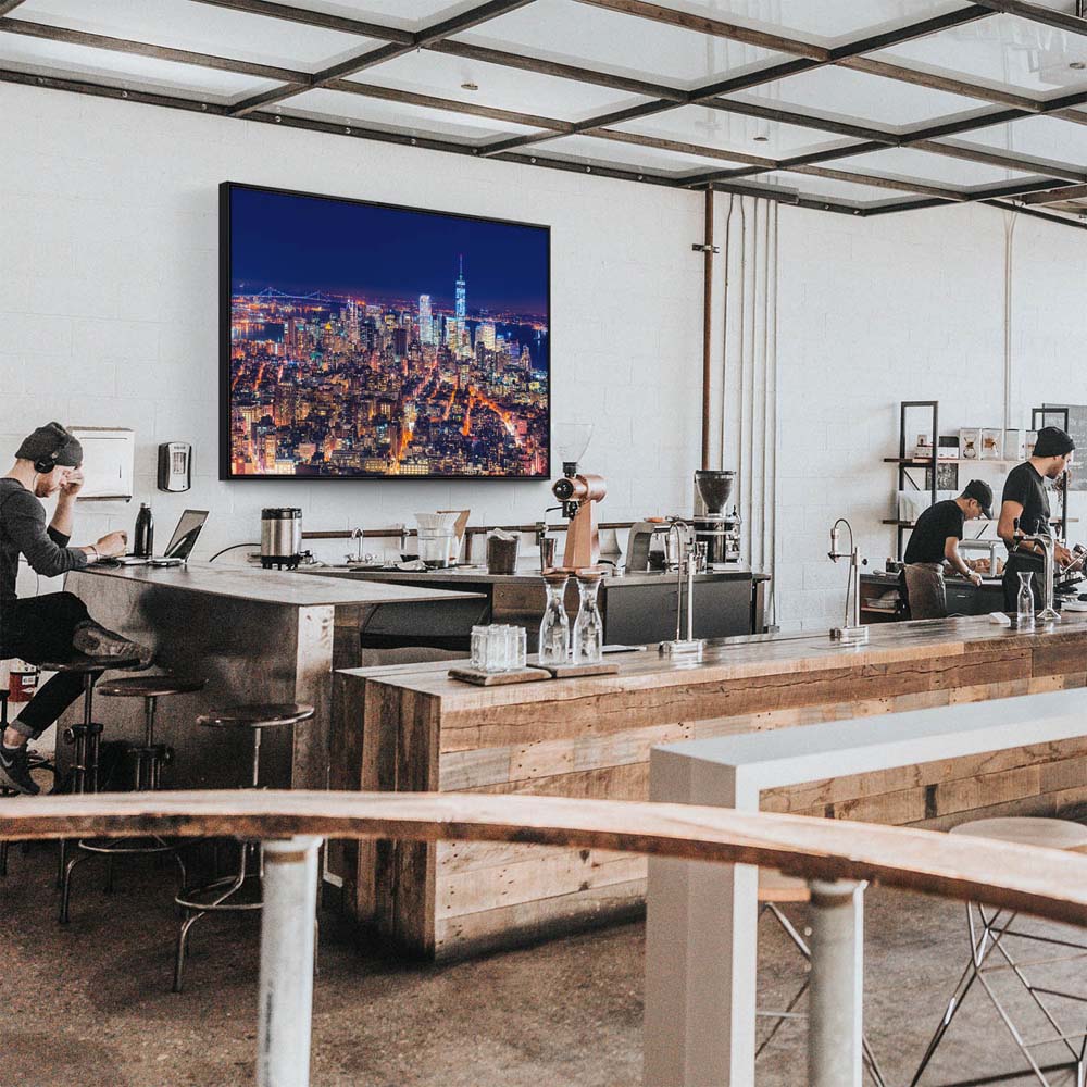 Skyline Manhatten bei Nacht im schwarzen Bilderrahmen, 110x50cm