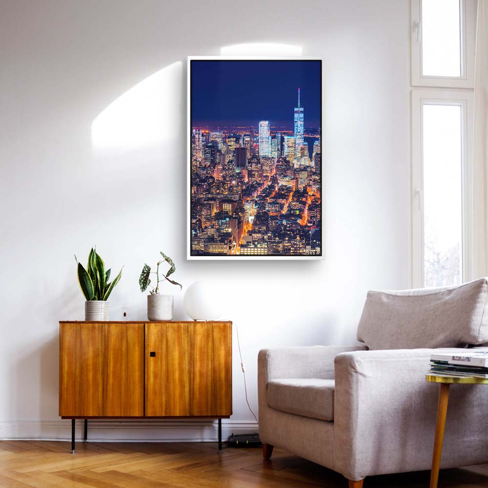 Skyline Manhatten bei Nacht im weißen Bilderrahmen, 50x50cm