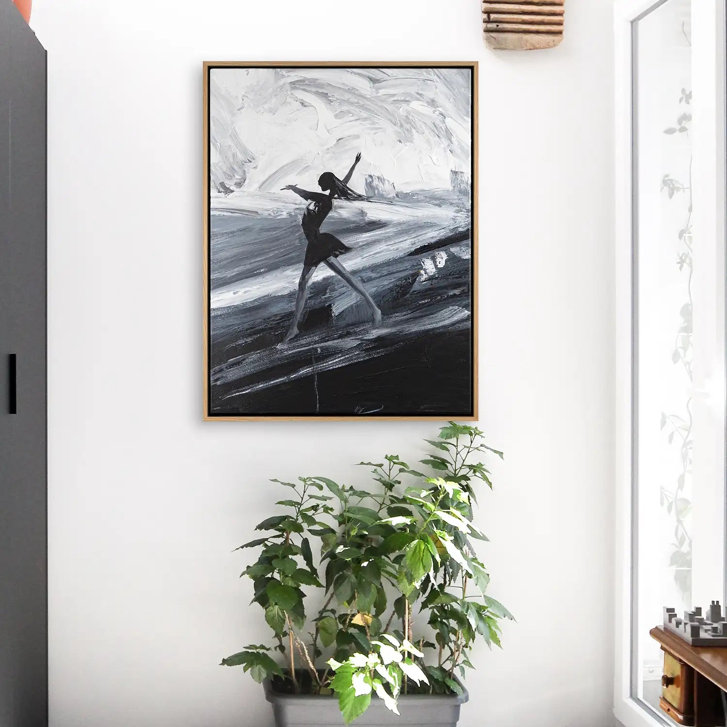 handgemaltes Gemälde 150x200 cm im Rahmen Eiche hell, dramatische Eleganz in Schwarz, Weiß und Grau – „Die Tänzerin“