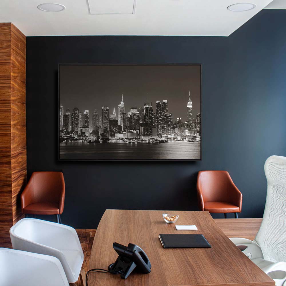Skyline New York nachts im schwarzen Bilderrahmen, 110x50cm