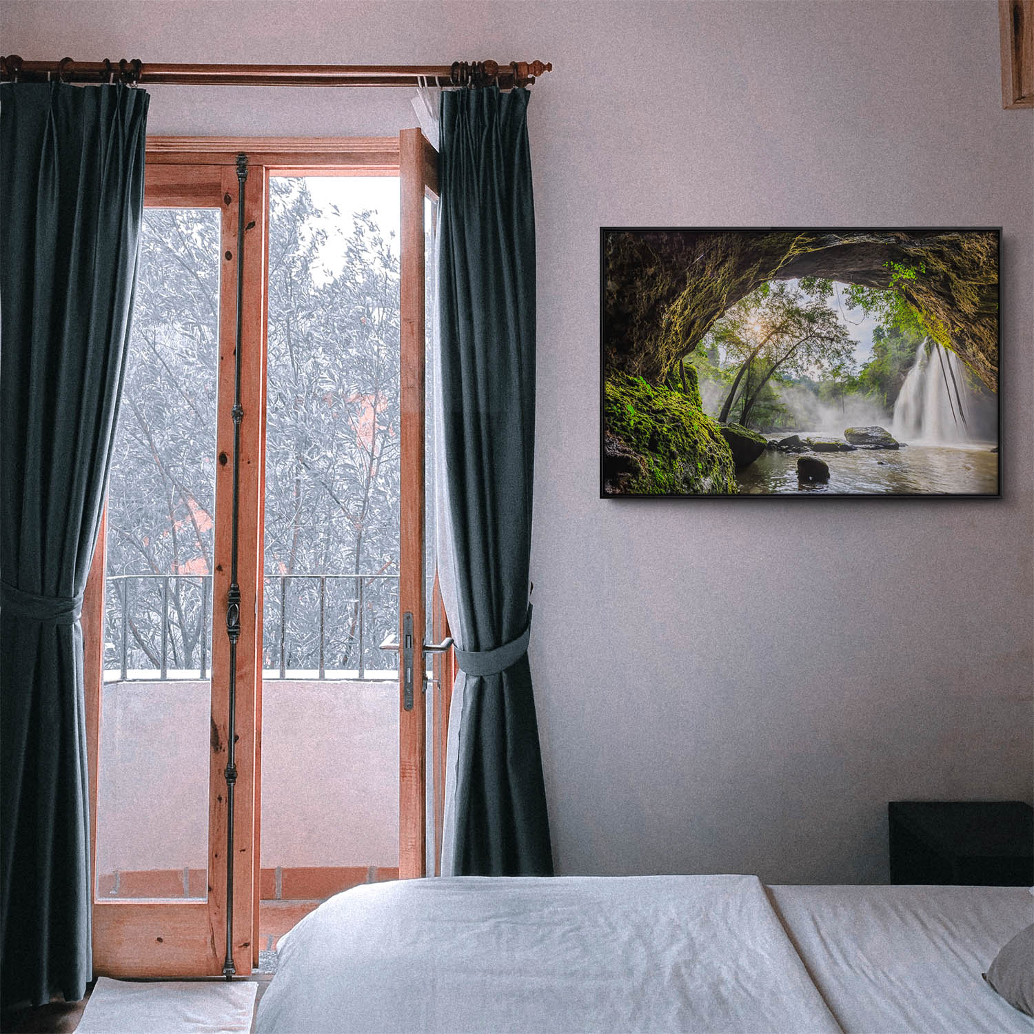 Regenwald Höhlenfall im schwarzen Bilderrahmen, 110x50cm
