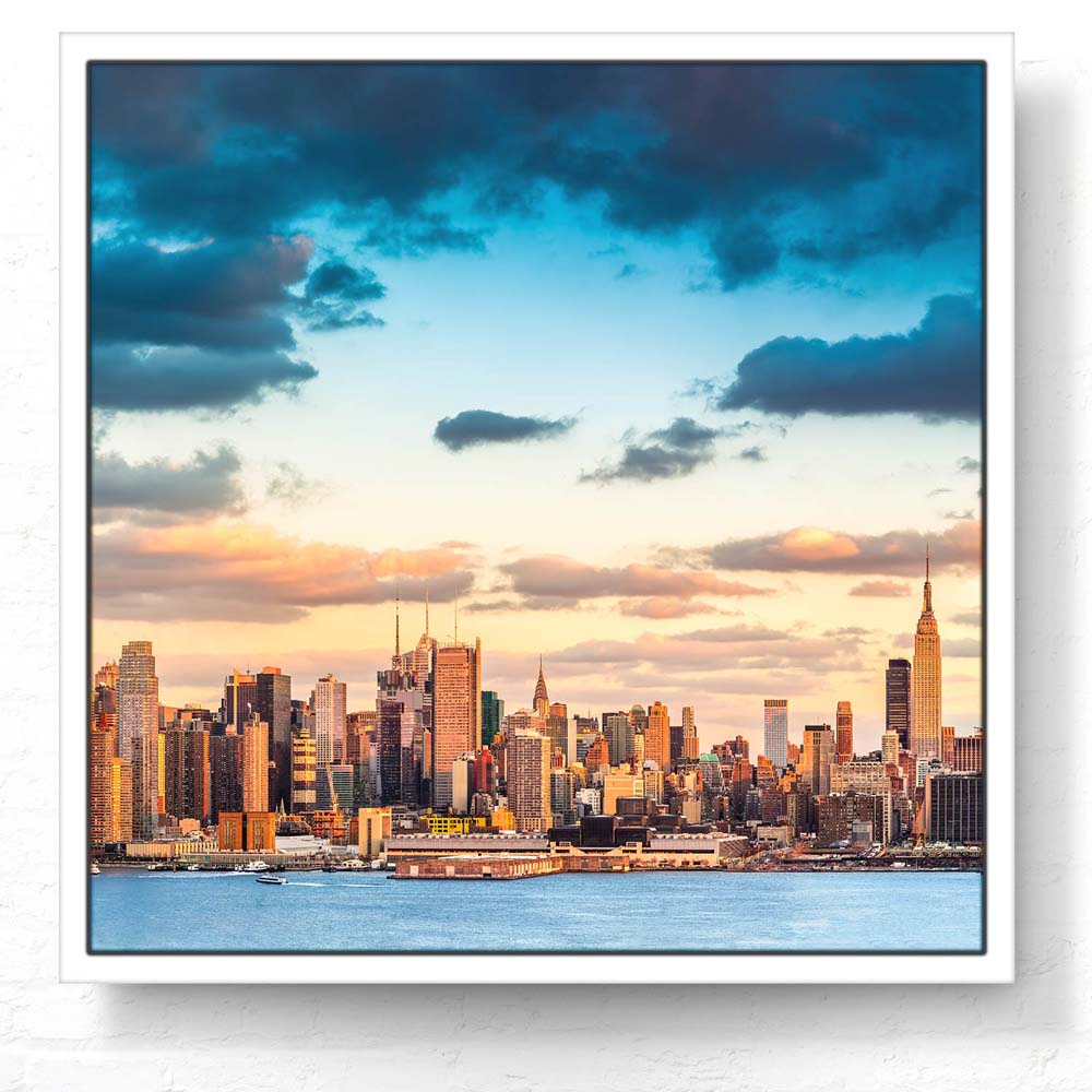 Skyline Panorama von New York im weißen Bilderrahmen, 50x50cm