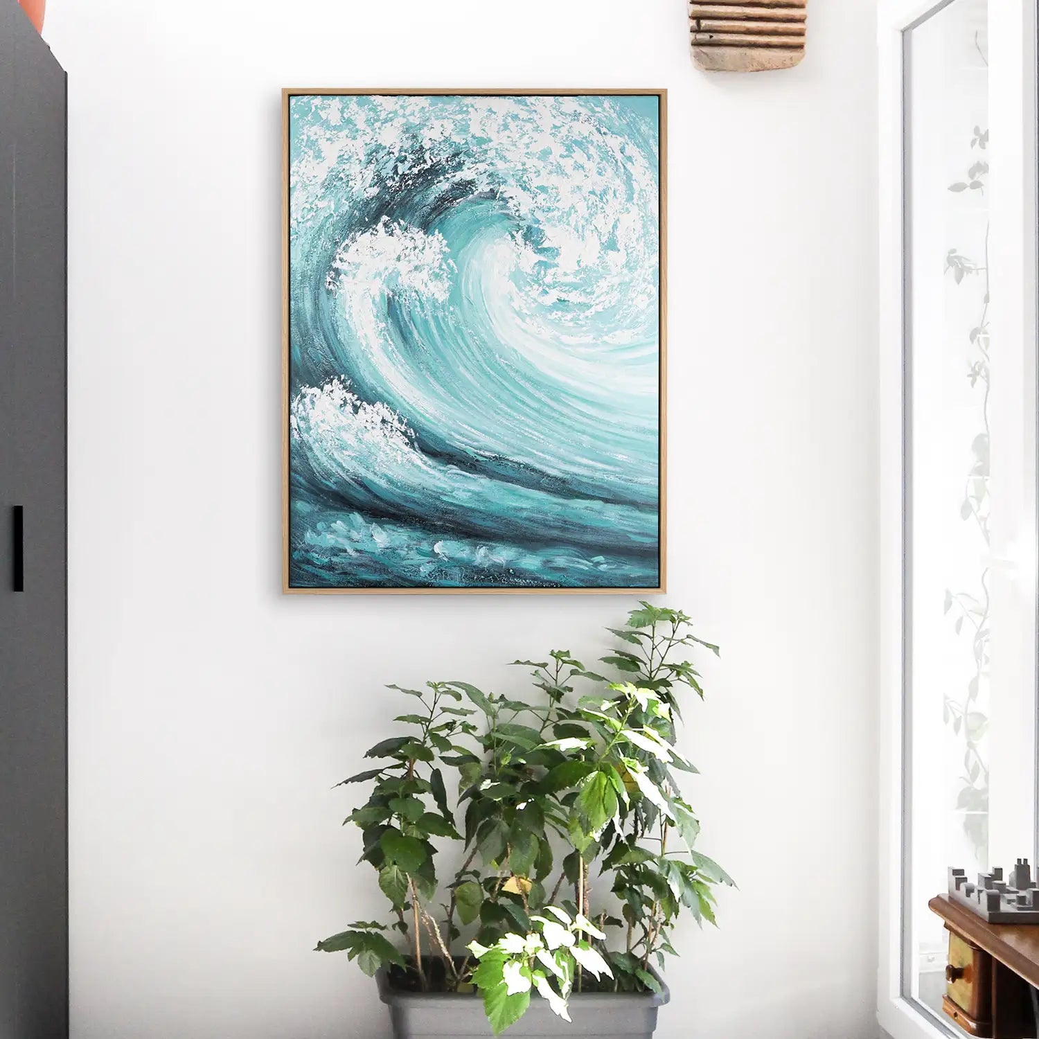 Wandbild echt handgemalt 150x200 cm im Rahmen Eiche hell, dynamische Explosion in Blau und Weiß – „Das unendliche Spiel“