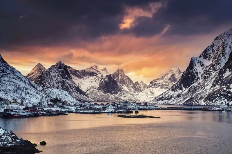 Berge & Gebirge Winter in Norwegen im weißen Bilderrahmen, 150x100cm
