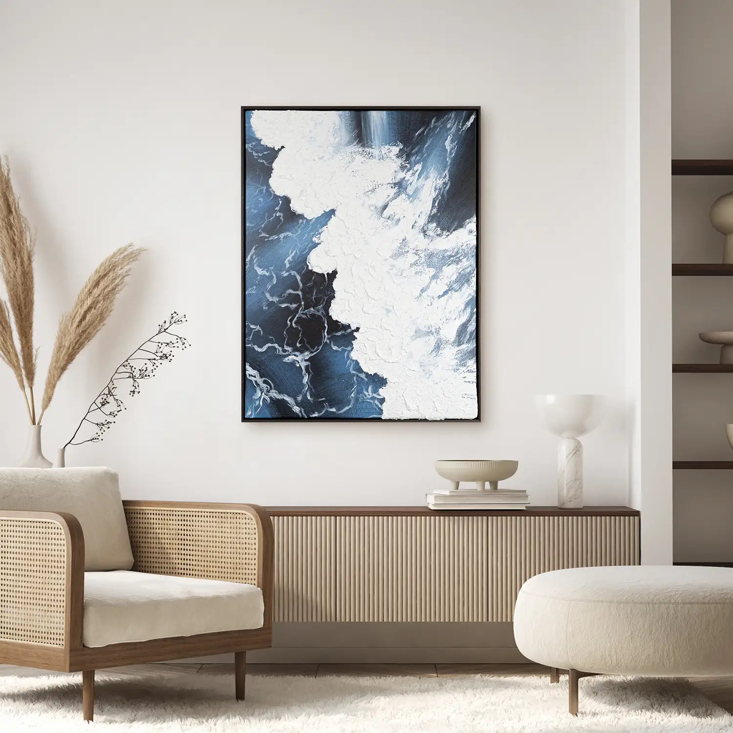 Gemälde 60x80 cm im Rahmen Eiche dunkel, dynamische Wellen in kraftvollem Blau und schäumendem Weiß, handgemalt mit Acrylfarbe und Strukturpaste – „Wellen des Seins“