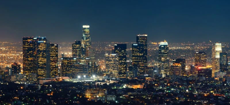 Skyline Los Angeles Nachts im weißen Bilderrahmen, 110x50cm