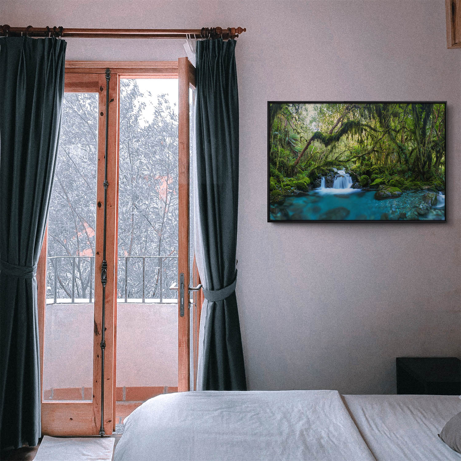 Dschungel idylischer Bachlauf im schwarzen Bilderrahmen, 150x50cm