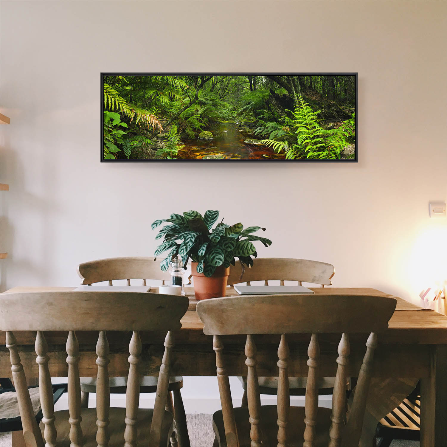 Wald & Bäume Wasserlauf im schwarzen Bilderrahmen, 110x50cm