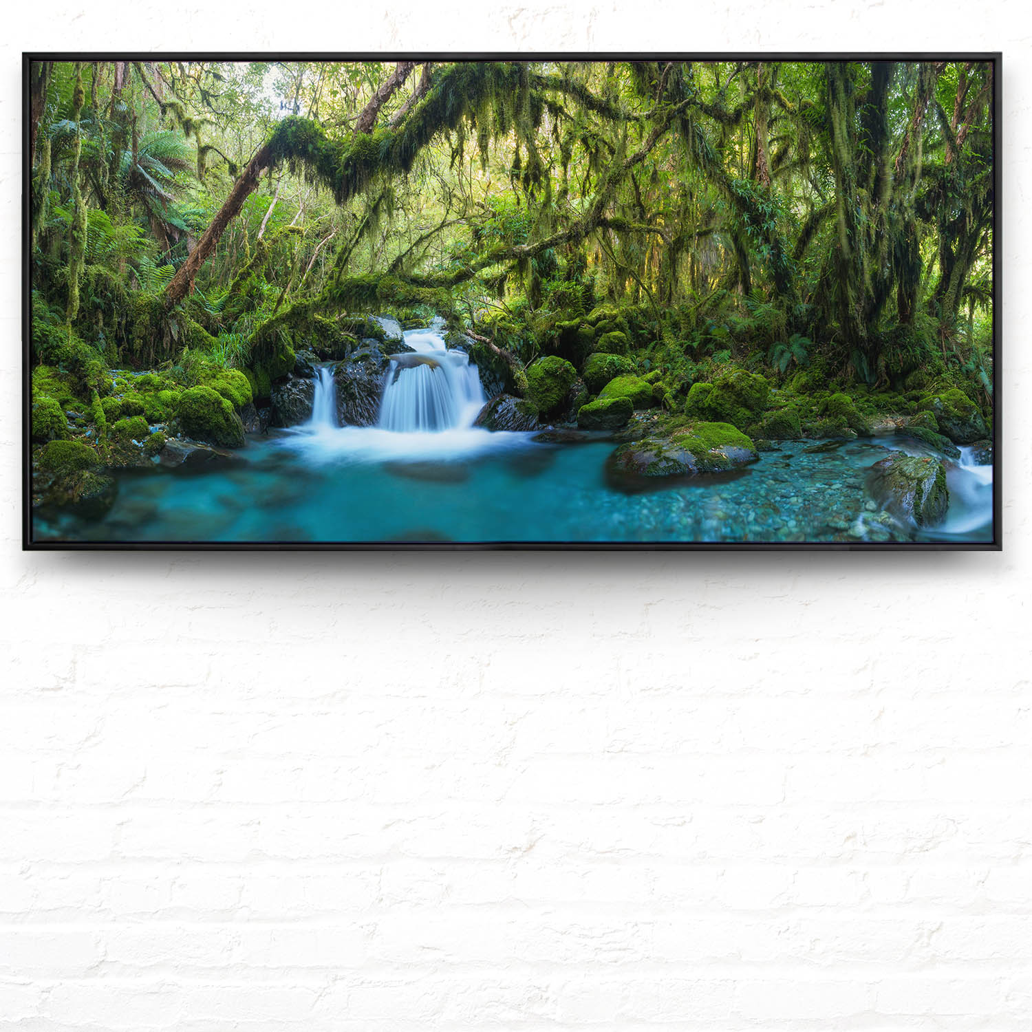 Dschungel idylischer Bachlauf im schwarzen Bilderrahmen, 120x60cm
