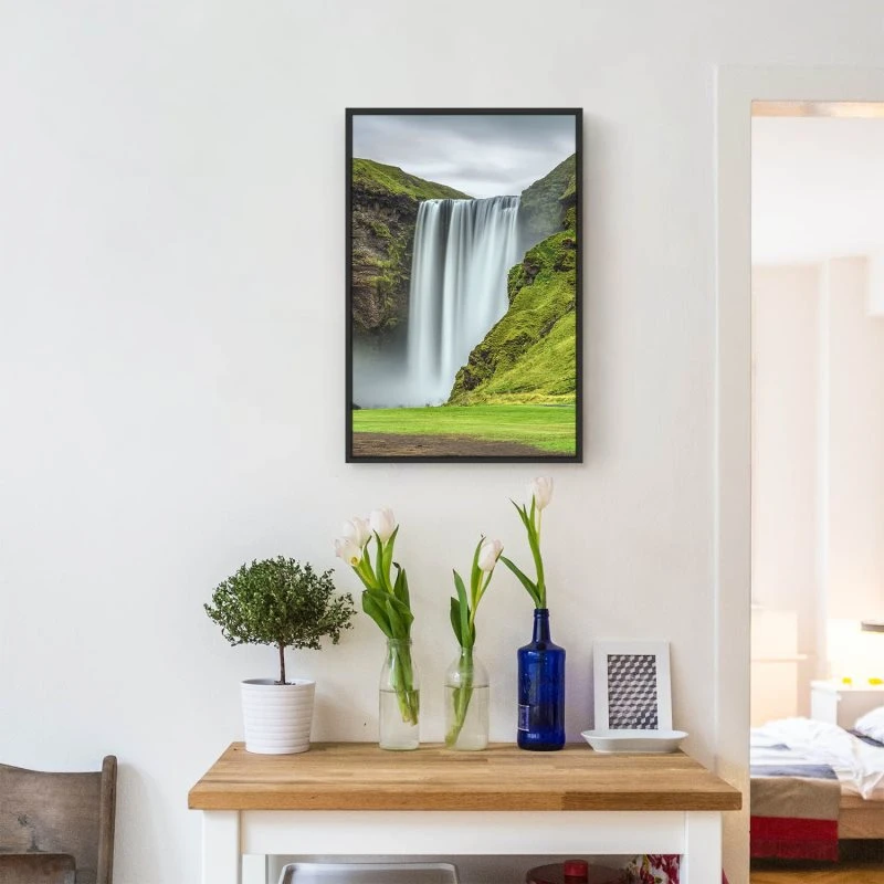 Berge & Gebirge Skogafoss Wasserfall Island im Hochformat 60x90cm mit schwarzen Bilderrahmen