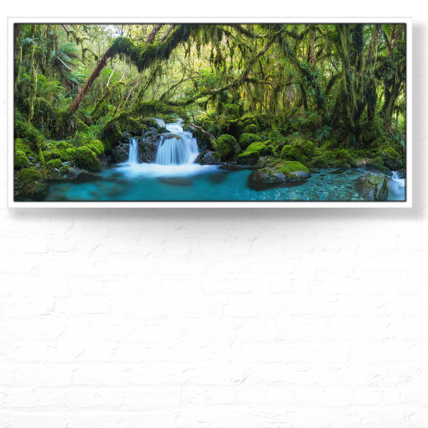 Dschungel idylischer Bachlauf im weißen Bilderrahmen, 110x50cm