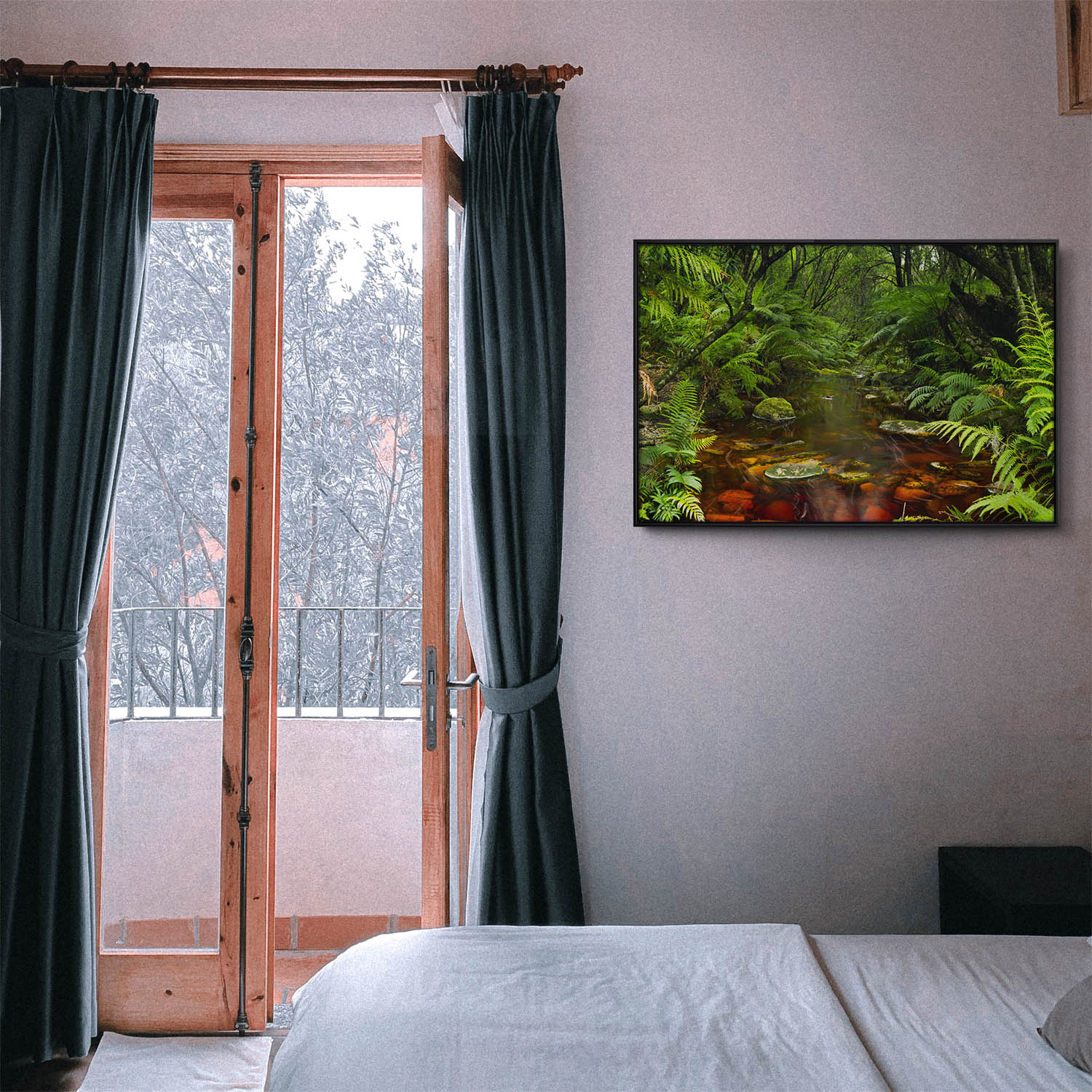 Wald & Bäume Wasserlauf im schwarzen Bilderrahmen, 110x50cm