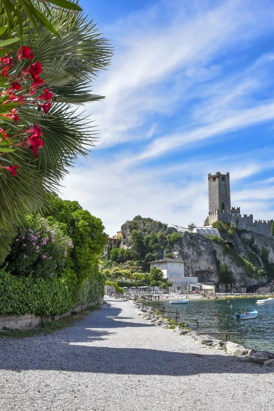 Poster 40x60cm im Hochformat, Gardasee Malcesine Strand & Meer