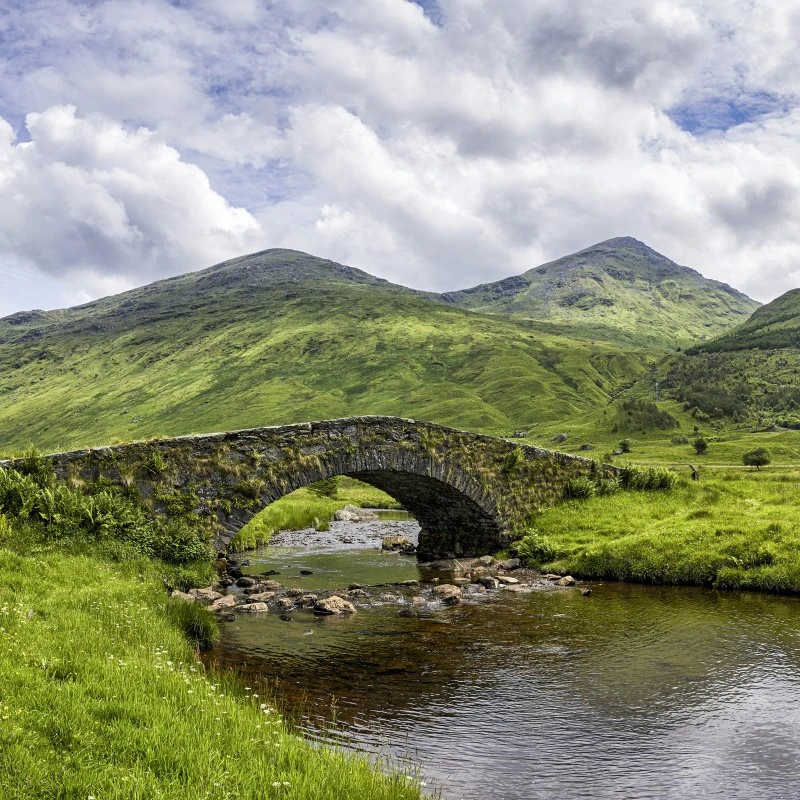 Berge & Gebirge Schottland Butter Bridge im weißen Bilderrahmen, 80x80cm