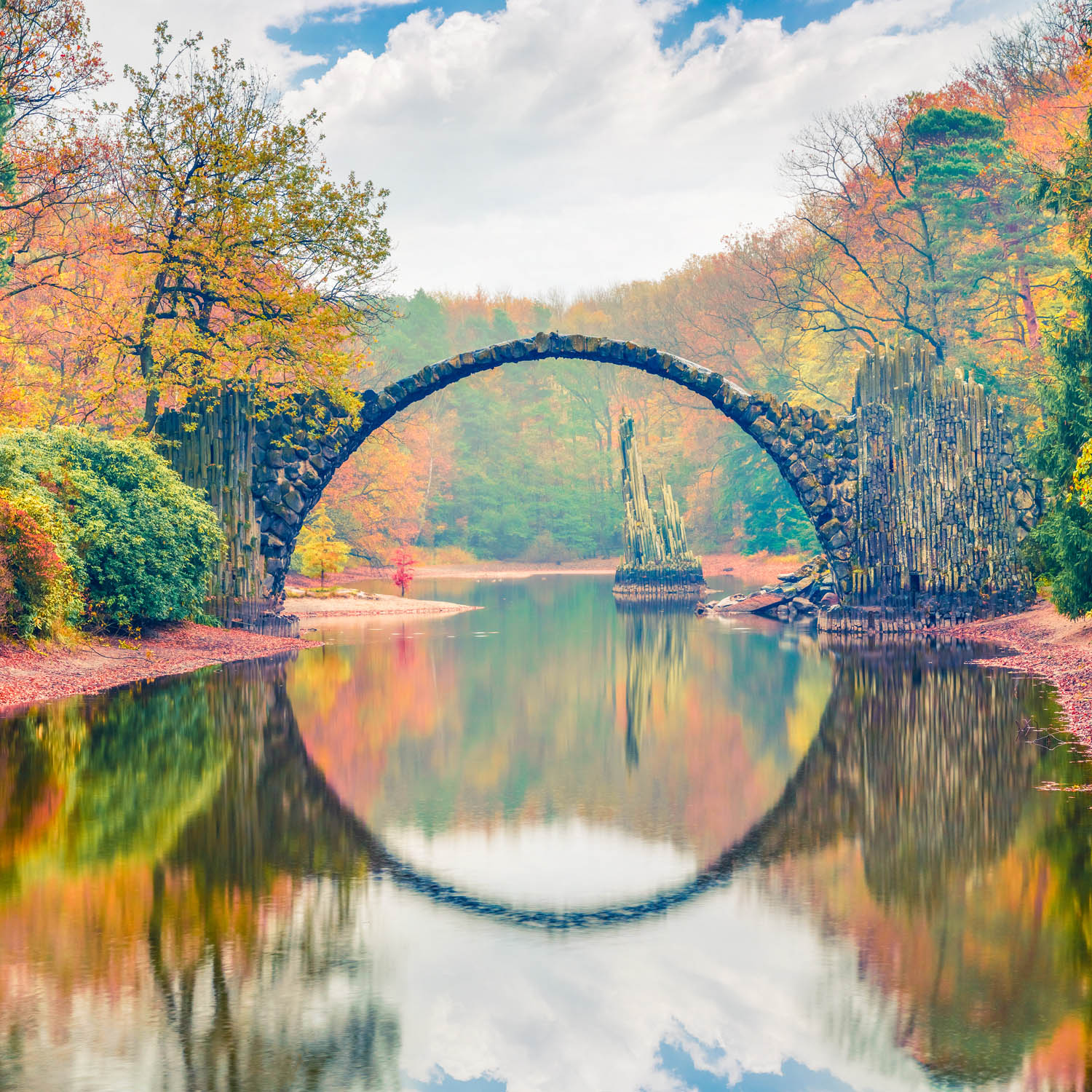 Wald & Bäume Herbst Rakotzbrücke, Kromlau im weißen Bilderrahmen, 80x80cm