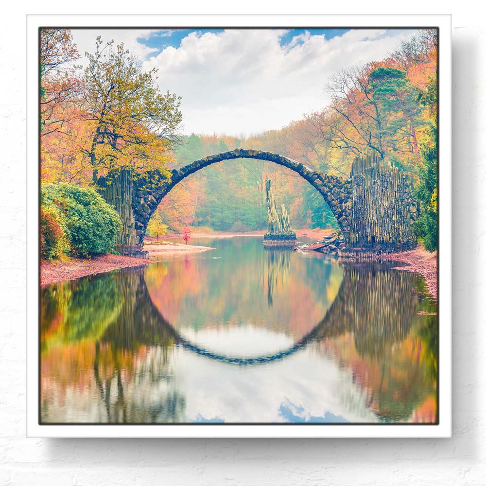 Wald & Bäume Herbst Rakotzbrücke, Kromlau im weißen Bilderrahmen, 80x80cm