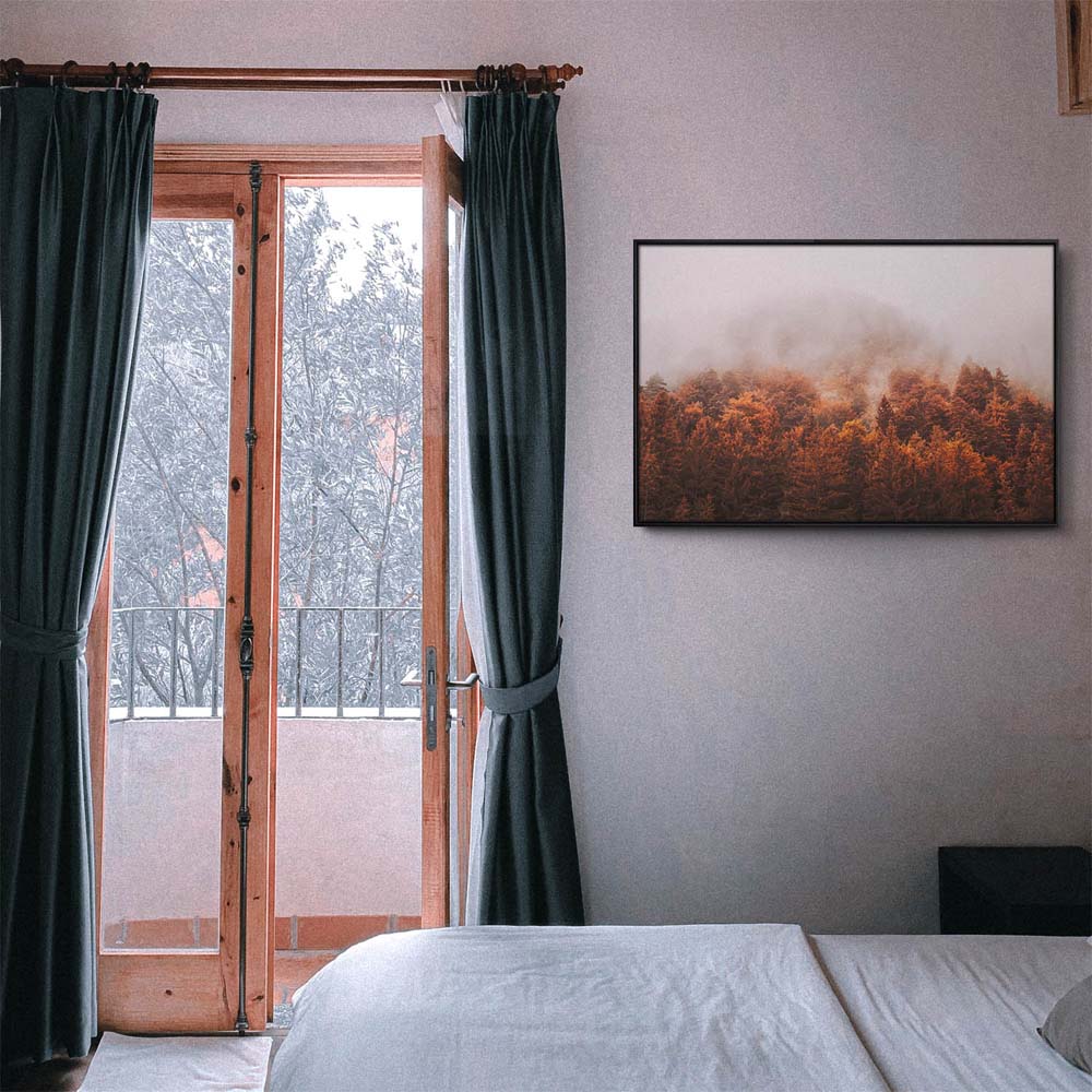 Wald & Bäume Herbst Nebelwald im schwarzen Bilderrahmen, 110x50cm