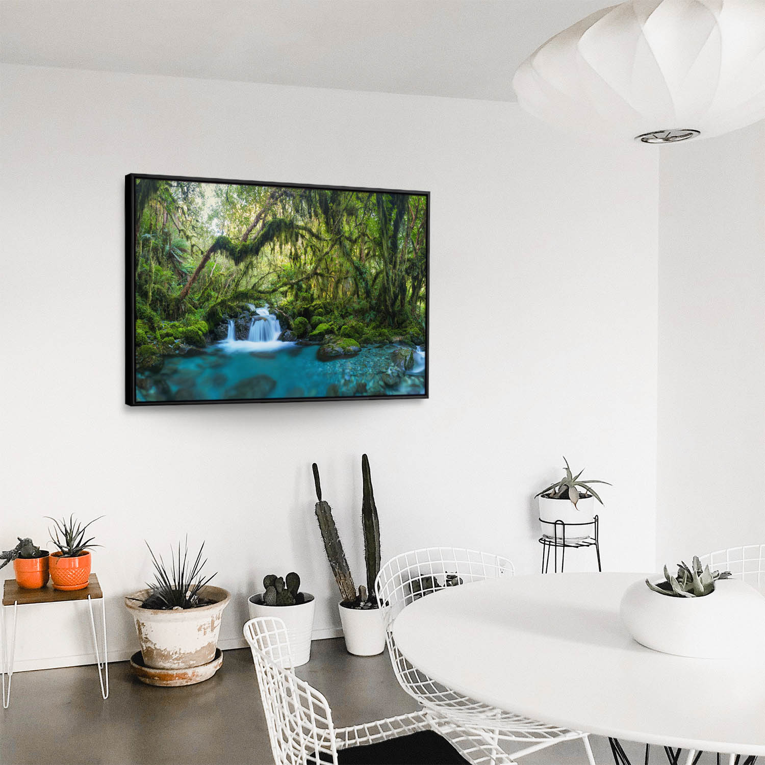 Dschungel idylischer Bachlauf im schwarzen Bilderrahmen, 150x50cm