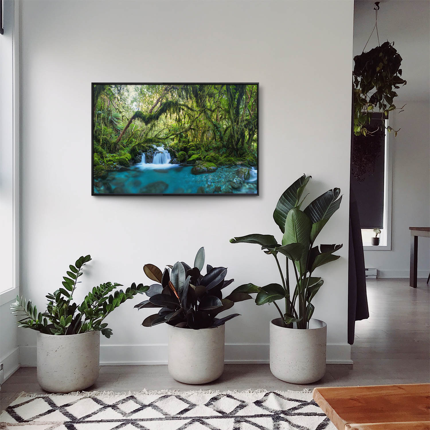Dschungel idylischer Bachlauf im schwarzen Bilderrahmen, 150x50cm