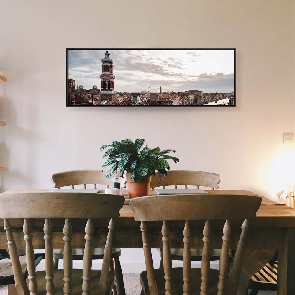 Skyline Über den Dächern von Venedig im schwarzen Bilderrahmen, 110x50cm