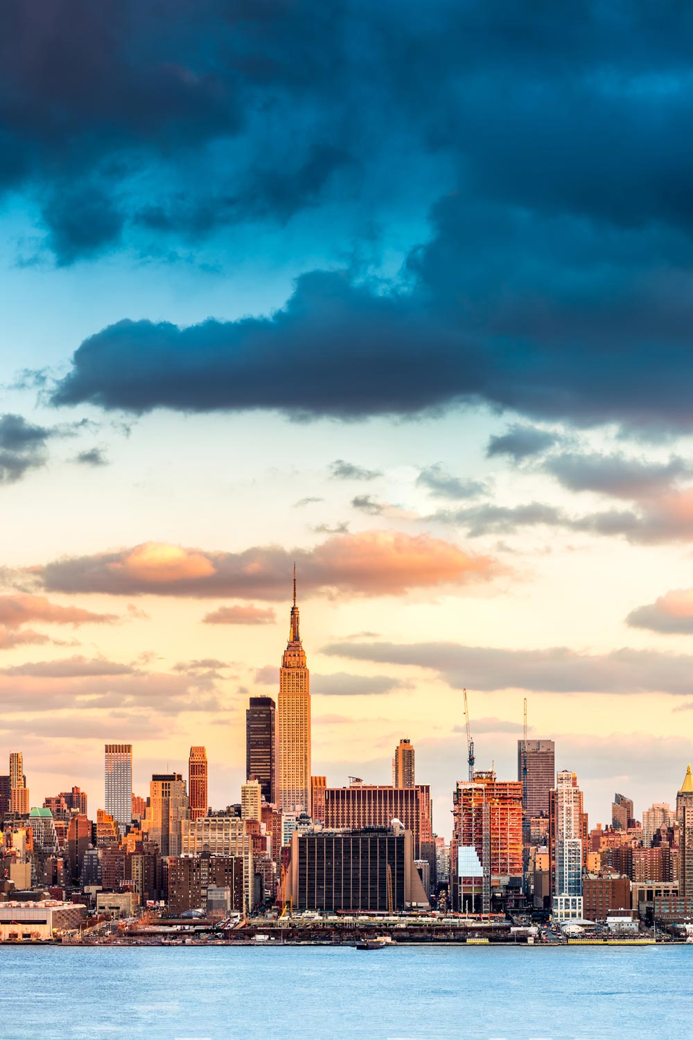 Skyline im Hochformat, 100x150cm Panorama von New York als XXL Acrylglasverbund Bild