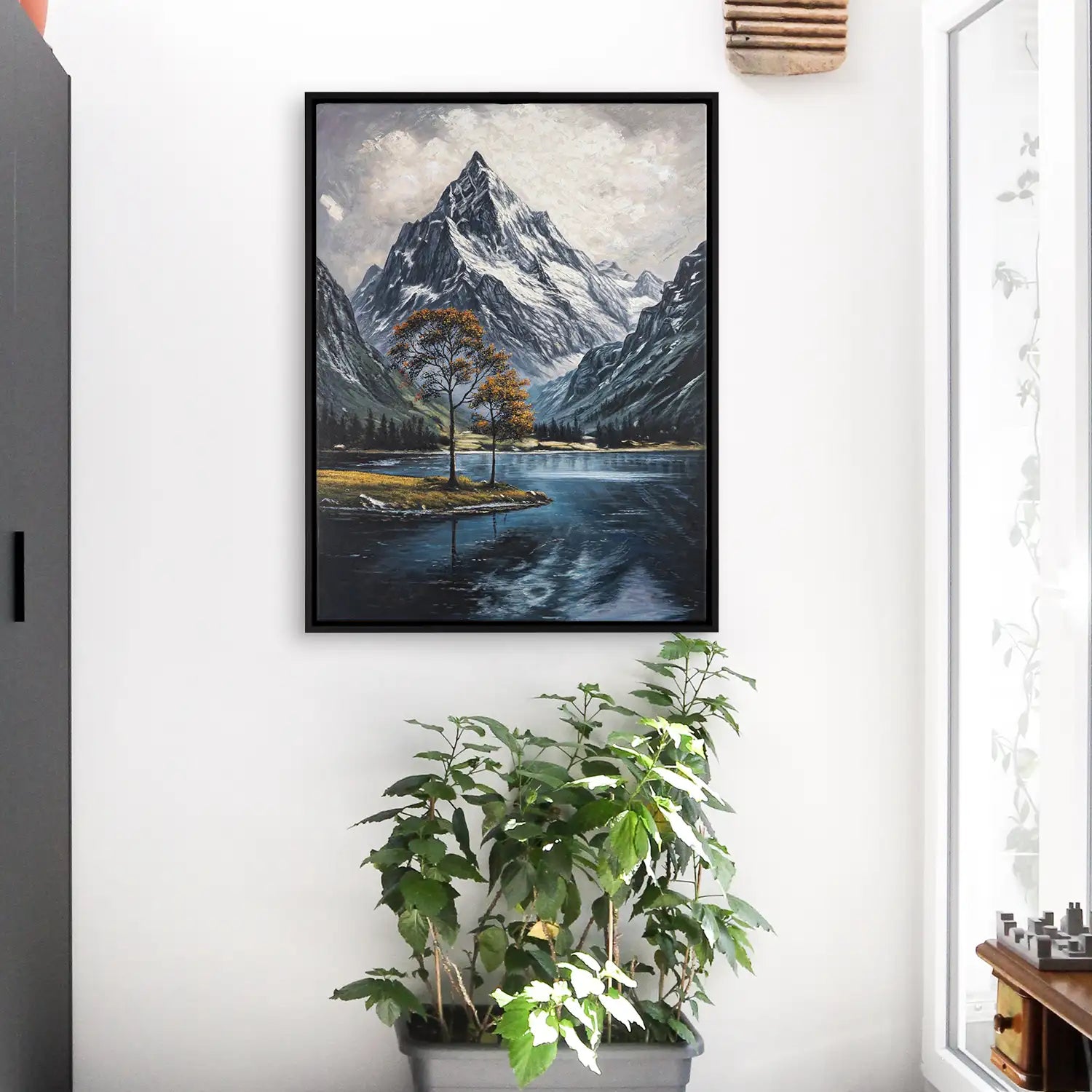 Wandbild echt handgemalt 75x100 cm im Schattenfugenrahmen Schwarz, faszinierende Landschaft mit Berg und ruhigem See in dunklen Blautönen – „Zwischen Berg und See“