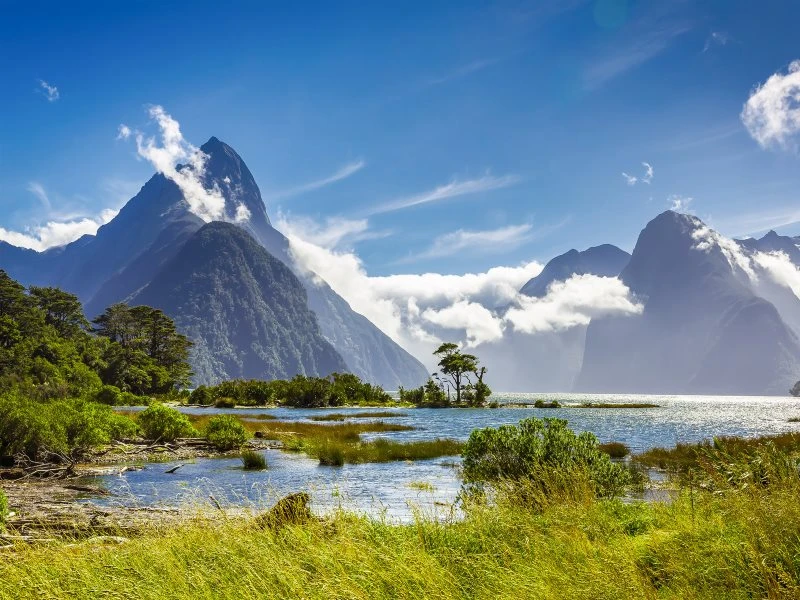 Berge & Gebirge Neuseeland Milford Sound Fjord im weißen Bilderrahmen, 200x150cm