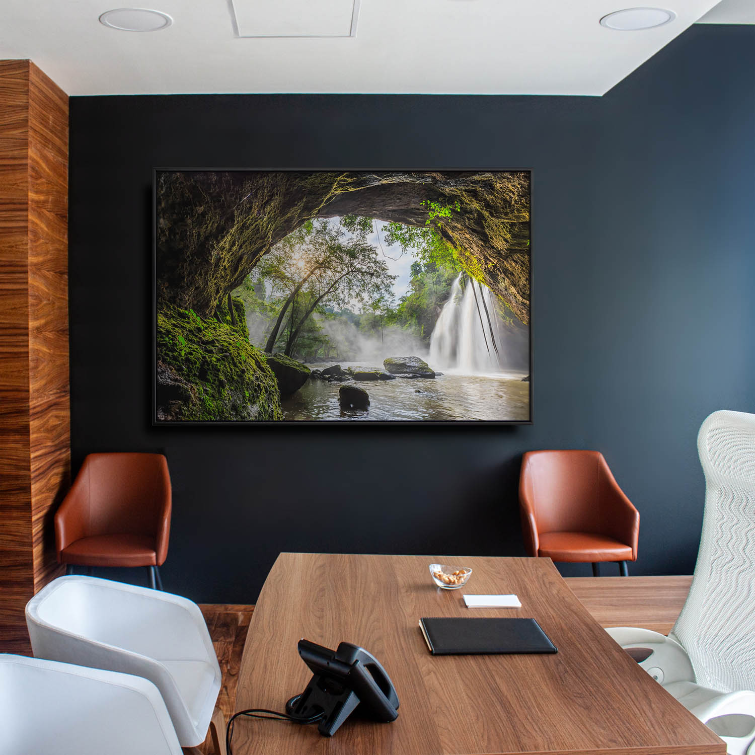 Regenwald Höhlenfall im schwarzen Bilderrahmen, 110x50cm
