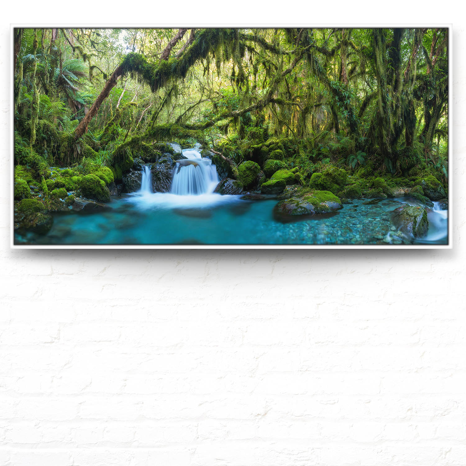 Dschungel idylischer Bachlauf im weißen Bilderrahmen, 120x60cm
