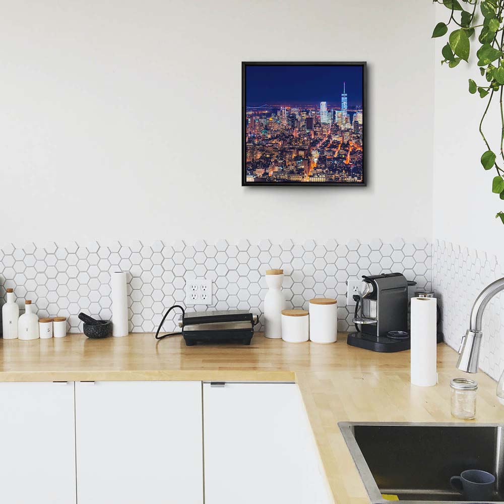 Skyline Manhatten bei Nacht im schwarzen Bilderrahmen, 110x50cm