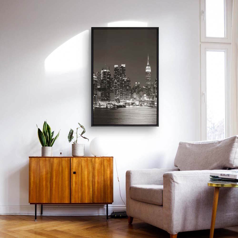 Skyline New York nachts im schwarzen Bilderrahmen, 110x50cm