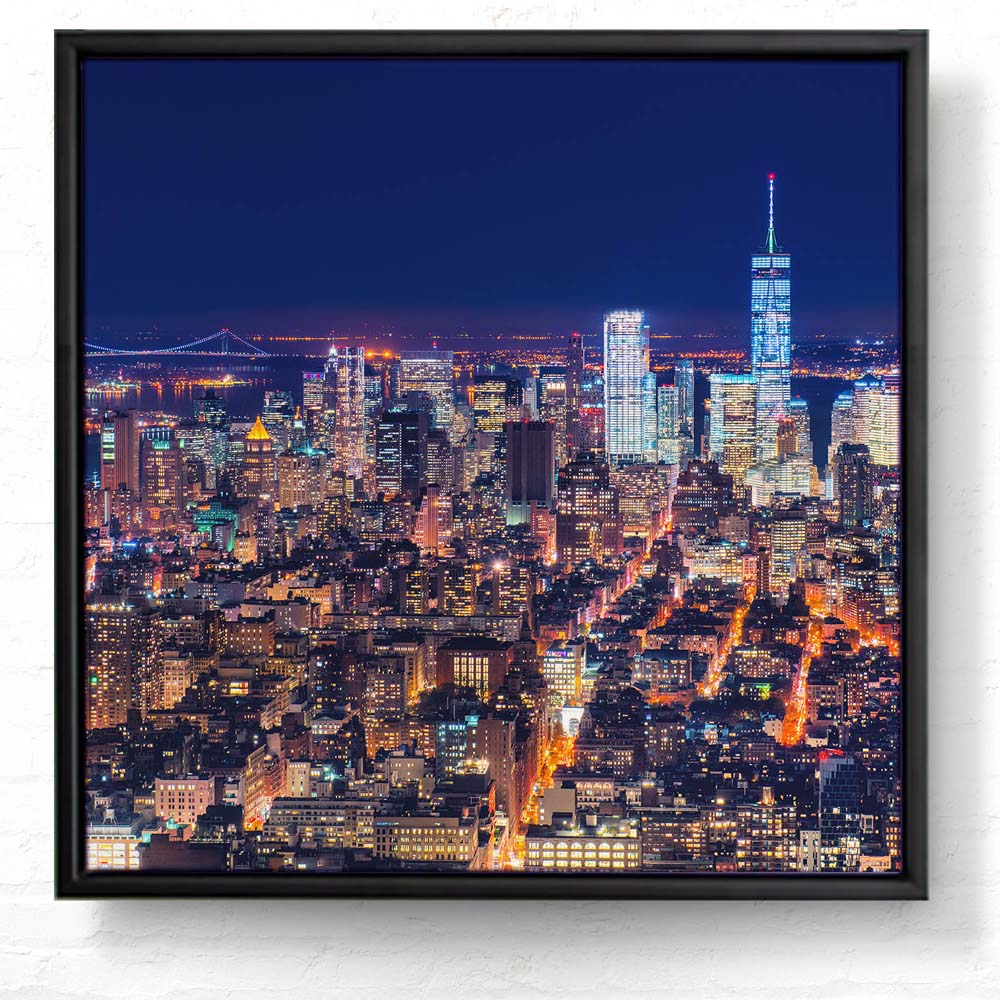 Skyline Manhatten bei Nacht im schwarzen Bilderrahmen, 50x50cm