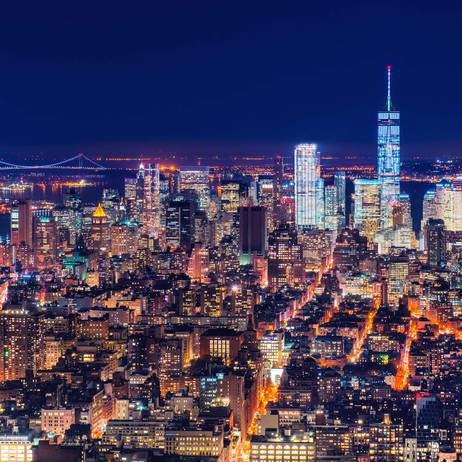 Skyline Manhatten bei Nacht im weißen Bilderrahmen, 50x50cm