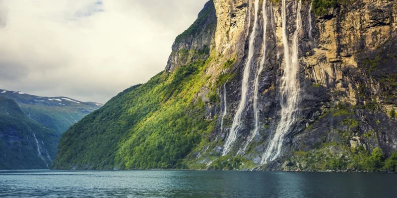 Wasserfall Seven Sisters im weißen Bilderrahmen, 120x60cm