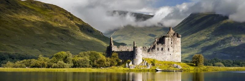 Berge & Gebirge Kilchurn Castle Schottland im schwarzen Bilderrahmen, 150x50cm
