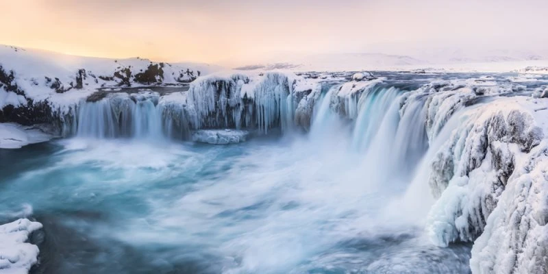 Wasserfall Godafoss, Island im schwarzen Bilderrahmen, 120x60cm