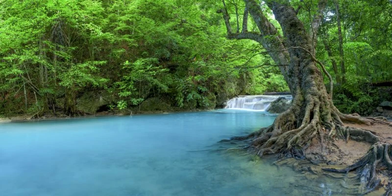 Wasserfall Fluss Thailand im weißen Bilderrahmen, 120x60cm