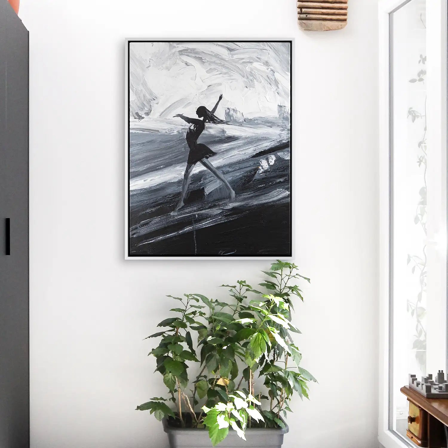 handgemaltes Gemälde 150x200 cm im Schattenfugenrahmen Weiß, dramatische Eleganz in Schwarz, Weiß und Grau – „Die Tänzerin“