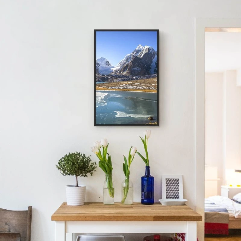 Berge & Gebirge Himalaya Gurudongmar See im Hochformat 80x120cm mit schwarzen Bilderrahmen