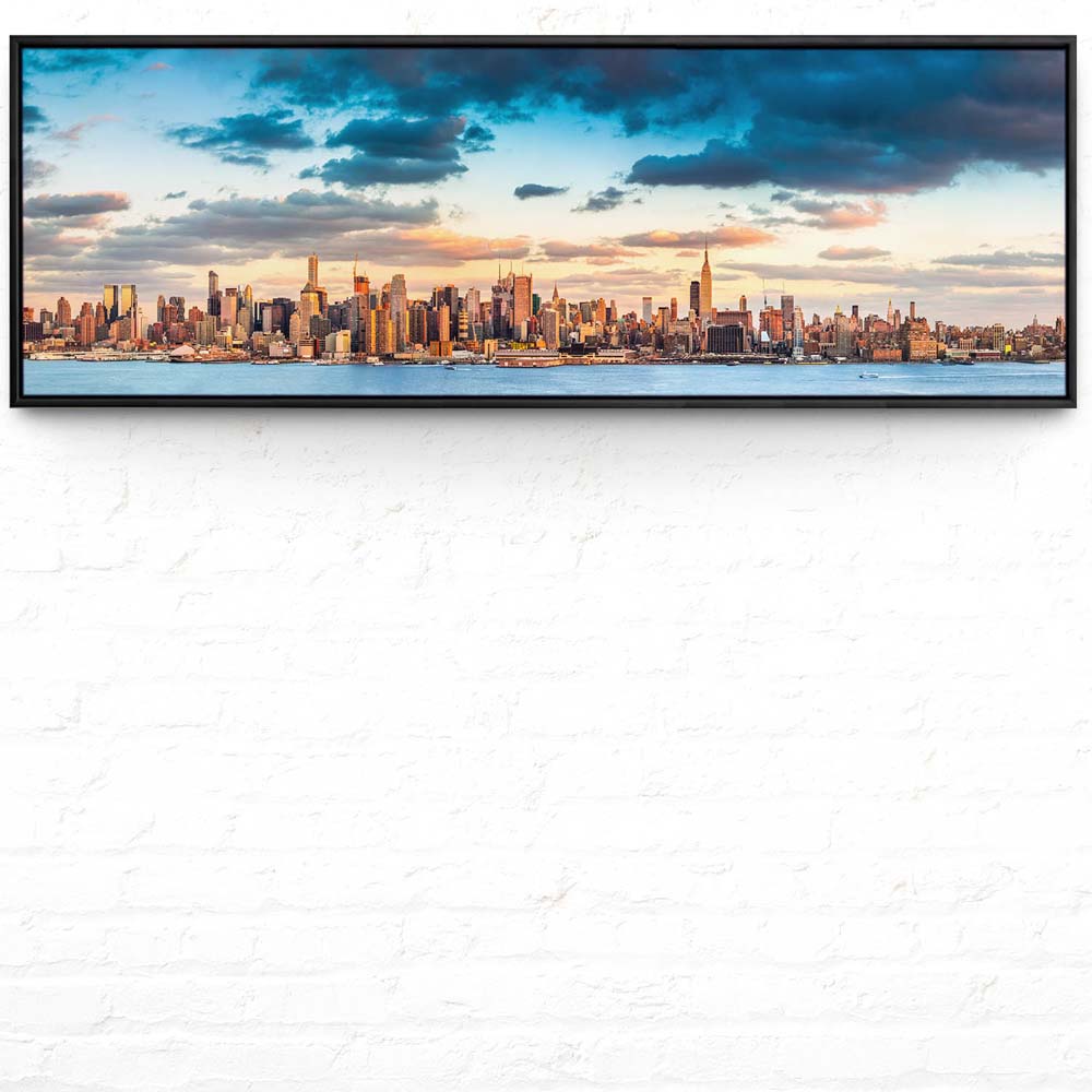 Skyline Panorama von New York im schwarzen Bilderrahmen, 150x50cm