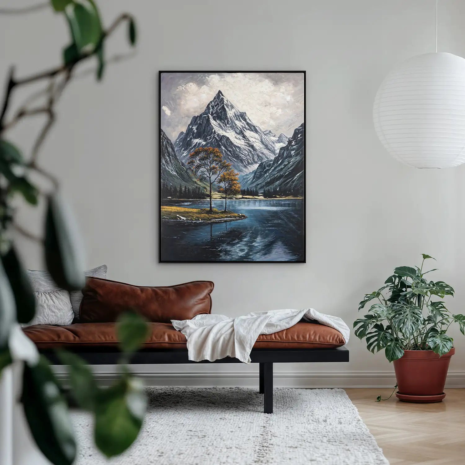 Wandbild echt handgemalt 75x100 cm im Schattenfugenrahmen Schwarz, faszinierende Landschaft mit Berg und ruhigem See in dunklen Blautönen – „Zwischen Berg und See“