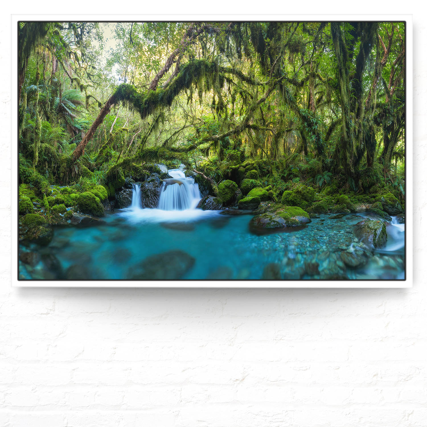 Dschungel idylischer Bachlauf im weißen Bilderrahmen, 90x60cm