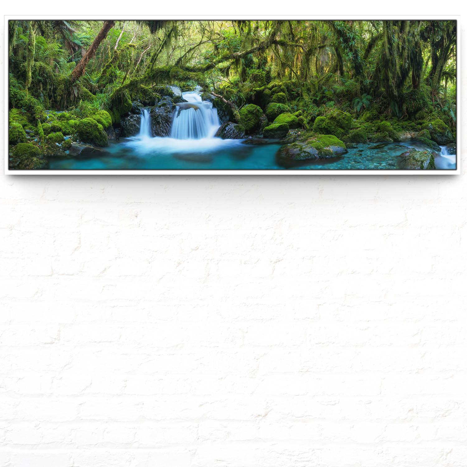 Dschungel idylischer Bachlauf im weißen Bilderrahmen, 150x50cm