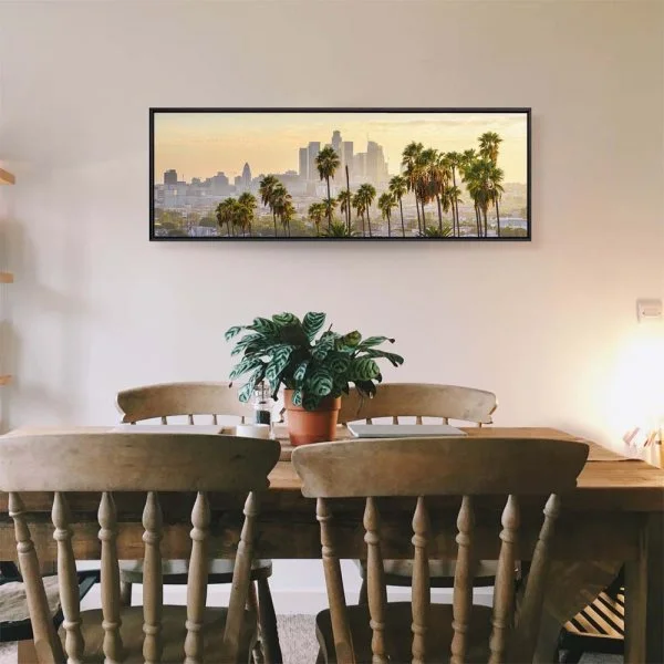 Skyline Los Angeles Palmen im Hochformat 100x150cm mit schwarzen Bilderrahmen