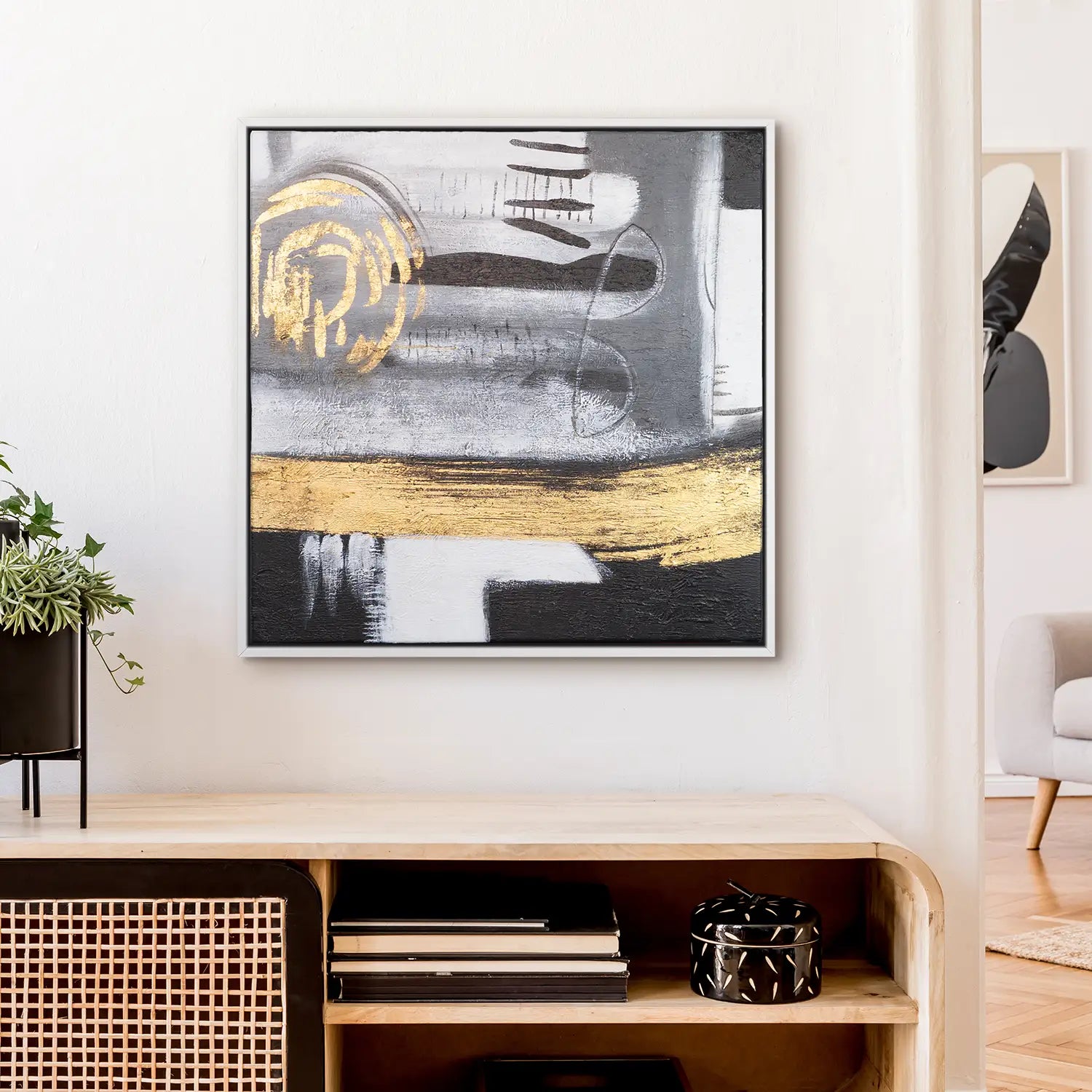 Wandbild echt handgemalt 80x80 cm im Schattenfugenrahmen Weiß, moderne Abstraktion in Gold und Grau – „Goldenes Jetzt“