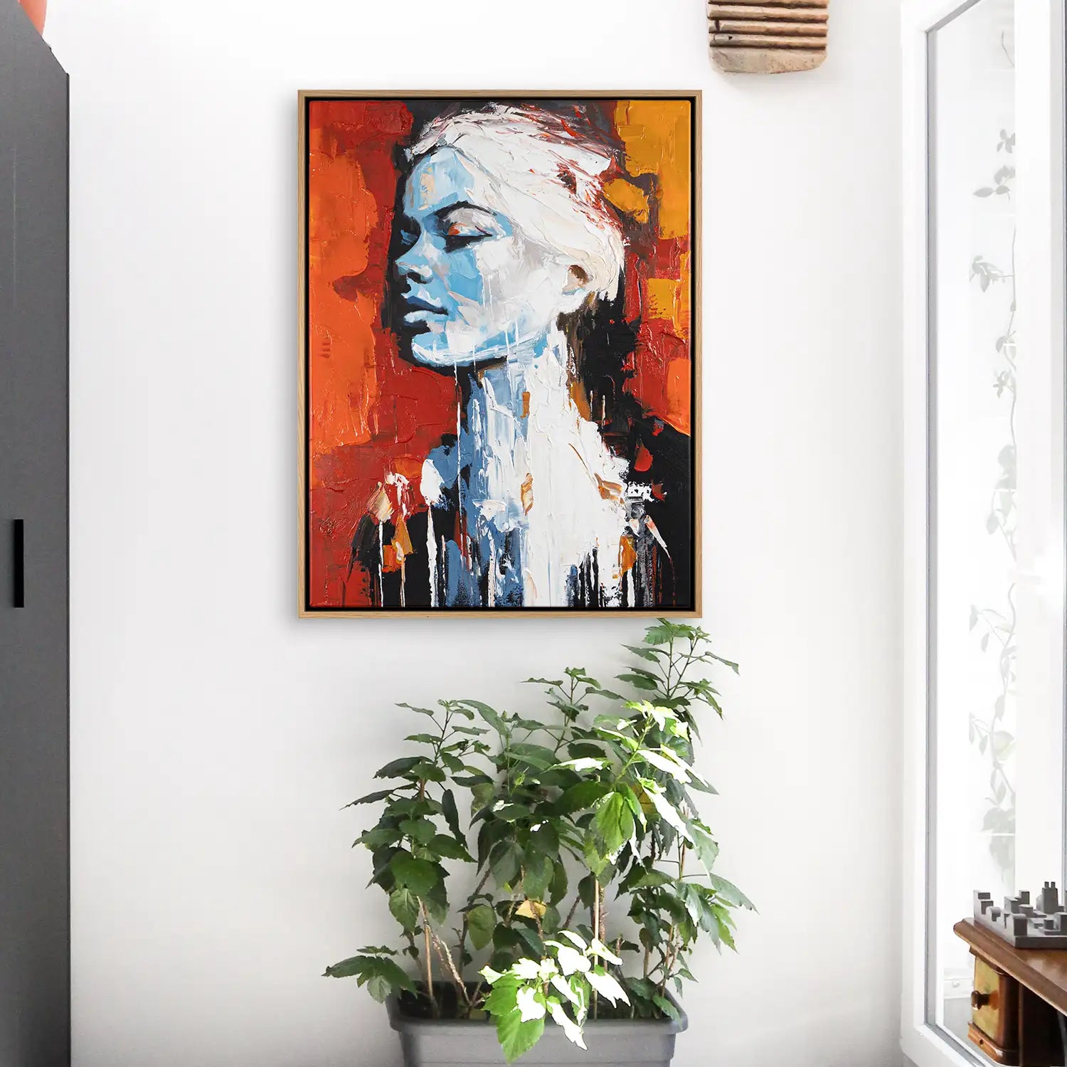 Gemälde 75x100 cm im Rahmen Eiche hell – kraftvolles abstraktes Frauenportrait in Rot, Weiß und Blau, handgemalt mit Acryl und Strukturpaste – „Atalante“